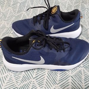 Boys Sz 8 Nike shoes